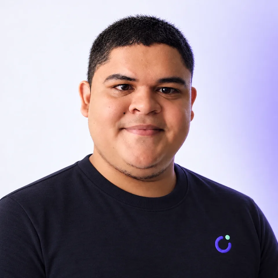 Retrato profesional de Deiber Olivares, fundador y CEO de MIKA.